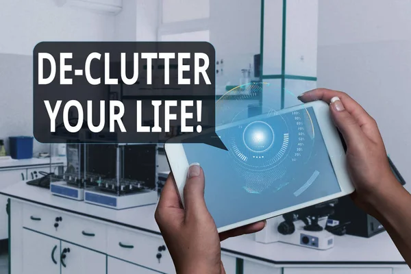 Szöveg felirat bemutatja De Clutter Your Life. Üzleti koncepció távolítsa el a felesleges elemeket rendezetlen vagy túlzsúfolt helyeken Man In Uniform Standing Holding Tablet Typing Futuristic Technologies. — Stock Fotó