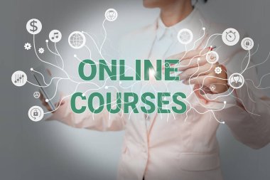 Çevrimiçi kursları gösteren metin işareti. İş yaklaşımı, resmi eğitimde devrim yaratıyor. Üniformalı Kadın Üniformalı Durma ve Tablet Tutma yoluyla öğreniliyor. Geleceğin Teknolojisini Gösteriyor..