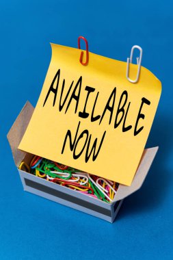 Şimdi kullanılabilir metin görüntüleme yazılıyor. Üzerinde yazılı olan sözcük, şu anda Çoklu Koleksiyon Ofisi Kırtasiyesi Fotoğrafı Tablo Üzerine Yerleştirilmiş olarak alınabilir ya da kullanılabilir bulunabilir