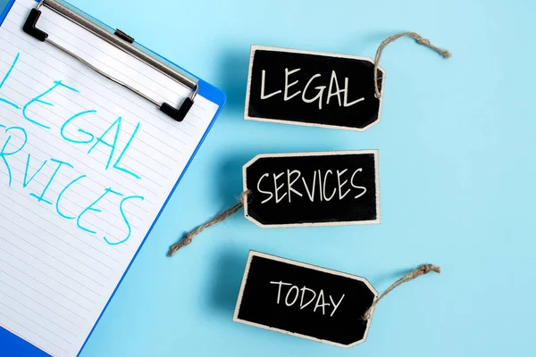 Textschild mit der Aufschrift Legal Services. Konzeptfoto Bereitstellung des Zugangs zur Justiz Fairer Prozess Gesetz Gleichberechtigung Sammlung leerer Aufkleber Tags Geknüpft mit einer Schnur für Informationsschilder — Stockfoto