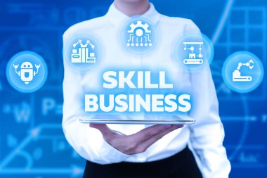 Skills Business 'ı gösteren mesaj işareti. İş girişimiyle ilgili kavramsal fotoğraf entellektüel uzmanlık Bayan Üniformalı Ayakta Tablet El Sunar Sanal Modern Teknoloji