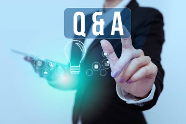 Q ve Bir Soru metni yazılıyor. İş konsepti, kişinin soru sorduğu, diğerinin ise üniformalı kadının telefon taşıdığı ve gelecekteki görüntülerini dinlediği bir konsept..