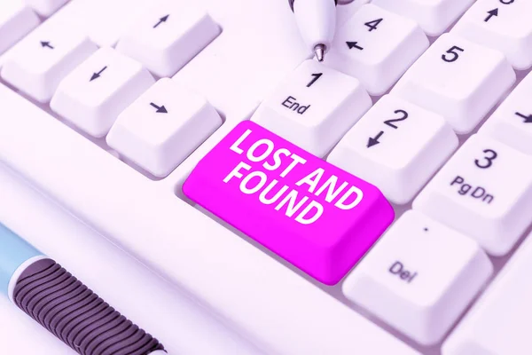 Legenda do texto apresentando Lost And Found. Palavra Escrito em um lugar onde os itens perdidos são armazenados até que eles recuperaram Publicando documentos digitados on-line, digitando contrato de longo prazo — Fotografia de Stock