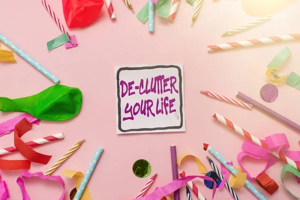 Написання тексту De Clutter Your Life. Концепція означає вилучити непотрібні предмети з неохайних або переповнених місць Колекція колоритних святкувань Фестиваль Дня народження Кіт — стокове фото