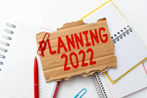 Текстовый знак, показывающий планирование 2022. Процесс составления планов на следующий год Разноцветные идеи и вдохновения для позитивного мышления — стоковое фото