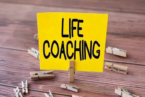 Signo de texto que muestra Life Coaching. Word Written on person employed to help showing reach their goals in career Blank Square Note Surrounded By Laundry Clips Showing New Meaning. —  Fotos de Stock
