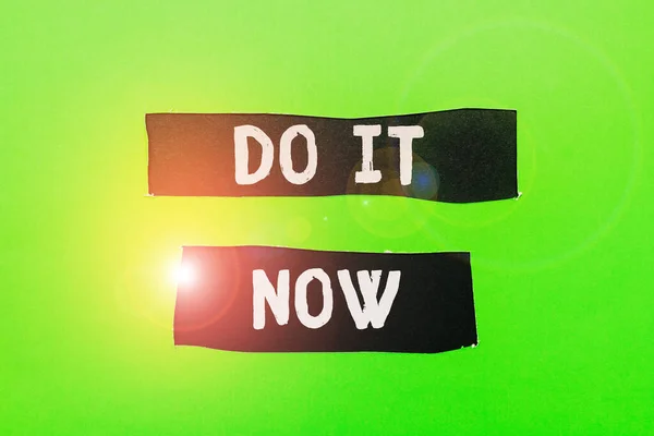 Inspiration, die Zeichen zeigt Do It Now. Geschäftskonzept zögern Sie nicht und fangen Sie sofort an zu arbeiten oder Dinge zu tun. — Stockfoto