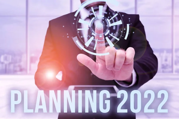 インスピレーションを示すテキスト計画2022.来年何かのための計画を立てるプロセスのための言葉統一立っているタブレットの男未来的な技術を入力. — ストック写真