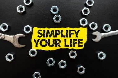 Kavramsal görüntü Hayatınızı Basitleştirin. İş şovu önemli konulara odaklandı ve bırakın daha azı için başkaları endişelensin Atölye Geliştirme Fikirleri Üretkenlik İlhamları ve Çözümleri