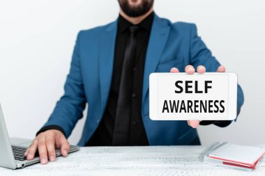 Kavramsal manşet: Kişisel farkındalık. Bir kişinin kavramsal fotoğraf bilinci, yeni geliştirilmiş cihazı satan Tech Guru, telefona el koyan öğretmen...