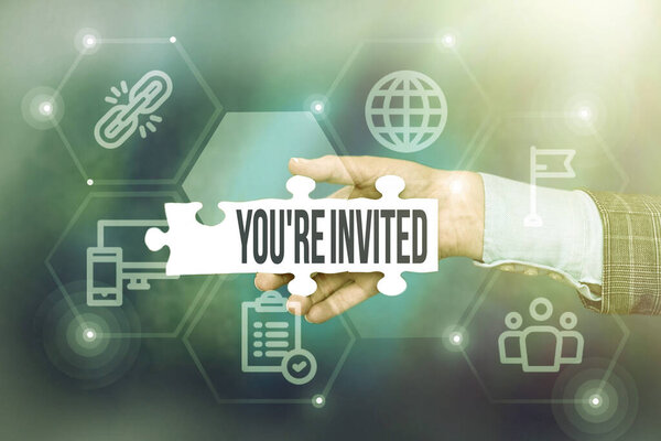 Подпишите, что вас снова пригласили. Обзор бизнеса сделать вежливый дружеский запрос, чтобы кто-то пойти куда-то Рука Холдинг головоломки кусок разблокировки новых футуристических технологий.