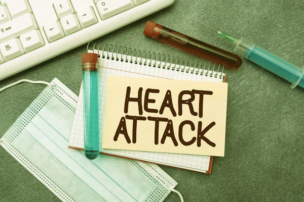 Heart Attack metni gösteriliyor. Ölümle sonuçlanan koroner trombozun iş konsepti. Tıbbi Notlar ve Tedavi Planları. — Stok fotoğraf