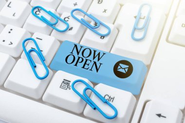 Şimdi Aç 'ı göster. Fikirlerinizi Yazan İnternet Tarayıcı ve Çevrimiçi Araştırma Çalışması şu anda açık veya kapalı olmayan kapı veya pencerelerde yazılan sözcük