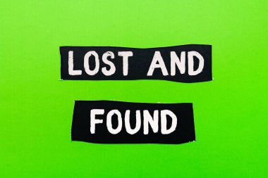 Kavramsal başlık Kayıp Eşya Bürosu. Yeni Düşünceler Oluşturulana Kadar kayıp ögelerin saklandığı bir yerde yazılan sözcük Değişiklikleri Kabul eden Yeni Fikirleri Ortaya Çıkartır