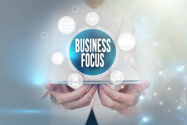 Pisanie wyświetlania tekstu Business Focus. Koncepcja oznacza Obsługiwanie potrzeb klienta Pełna uwaga na szczegóły Business Woman Touching Futurystyczny Wirtualny wyświetlacz Interfejs holograficzny. — Zdjęcie stockowe