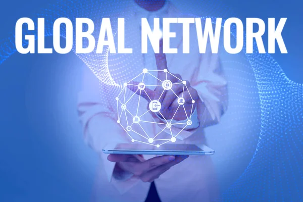 Content title Global Network. Концепция, означающая любую коммуникационную систему, охватывающую всю Землю Леди в унифицированном держании планшета в руке, практически используя футуристические технологии. — стоковое фото