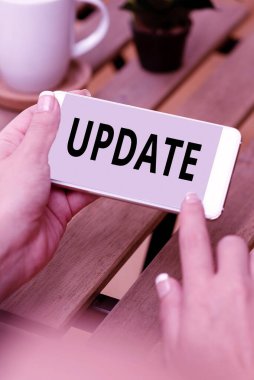 Metin UPDATE gösterimi yazılıyor. İş genel görünümü, insanları bir araya getiren ses ve video arama yetenekleri gibi daha modern ya da güncel bir program oluşturur.