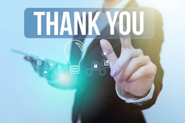 Kavramsal gösteri. Teşekkür ederim. Hediye servisi iltifatlarını kabul ederken kullanılan kavramsal fotoğraf kibarlığı. Üniformalı kadın telefon taşıyor ve fütüristik görüntüyü dinliyor..