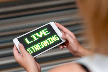 Canlı yayında ilhamı gösteren bir metin. İnternet Ses ve Görüntü Aranıyor Yetenekleri İnsanları Birleştiren bir olayın canlı video yayınının iş genel görünümü