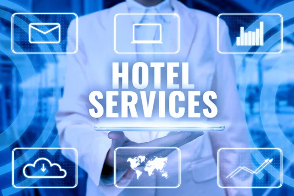 Konceptuális felirat Hotel Services. Üzleti kirakat Szolgáltatások Szállás és szállás felszereltsége Lady Uniform Standing Tablet Hand Bemutatja a virtuális modern technológiát — Stock Fotó