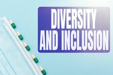 Çeşitlilik ve içeriği gösteren metin başlığı. İnsan farklılıkları üzerine yazılmış kelimeler arasında ırk cinsiyeti, reçeteli ilaç vitaminleri, mineral hapları ve tıbbi gereçler yer alıyor.