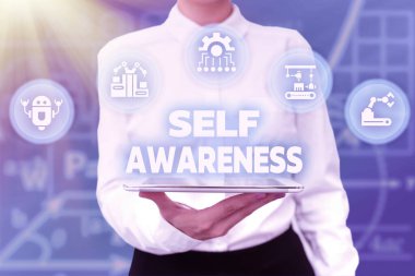 Kavramsal manşet: Kişisel farkındalık. İş bakış açısına göre bir kişinin durumu ya da olaylar hakkındaki bilinci Bayan Üniformalı Tablet El Sunar Sanal Modern Teknoloji