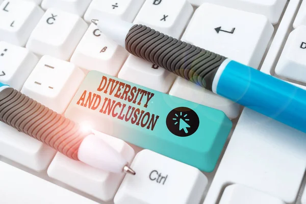 Text som visar inspiration Mångfald och inkludering. Business overview range human difference includes race ethnicity gender Typing Certification Document Concept, Retyping Gamla datafiler — Stockfoto