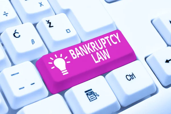 문자 Bankruptcy Law 를 작성 한다. 채무자가 스피드 타이핑 강좌와 팁을 제공하고, 키보드의 정확성을 개선하는 데 도움이 되도록 설계된 컨셉 사진 — 스톡 사진