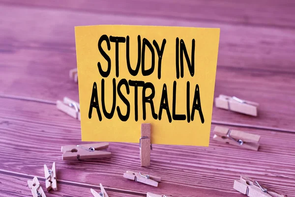 Konceptuell bildtext Studie i Australien. Word för att gå in i utlandet beställa slutföra dina studier Blank Square Note Omgiven av tvätterier Clips Visar ny mening. — Stockfoto