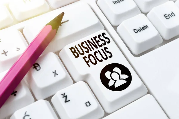 Testo che mostra ispirazione Business Focus. Concetto significato Servire le esigenze del cliente Piena attenzione ai dettagli Navigazione Internet e ricerca online Studio Digitare le tue idee — Foto Stock