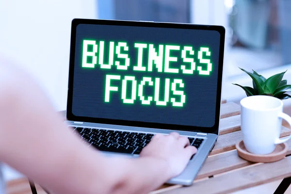 Merkki näyttää Business Focus. Liikeidea Palvelee asiakkaan tarpeita Täysi huomio yksityiskohtiin Ääni- ja videopuhelukyky Yhdistävät ihmiset — kuvapankkivalokuva