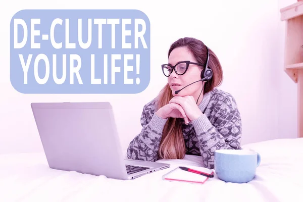 Концептуальный дисплей De Clutter Your Life. Слова о необходимости убрать ненужные предметы из неопрятных или переполненных мест, о том, как студенты готовятся к экзаменам — стоковое фото