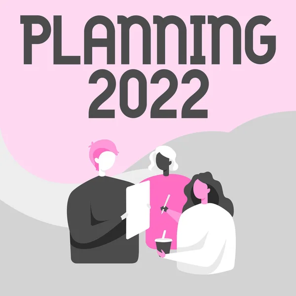 インスピレーションを示すテキスト計画2022.来年何かのための計画を立てるビジネスアプローチプロセス同僚はお互いに話して立って紙ペンカップを保持. — ストック写真