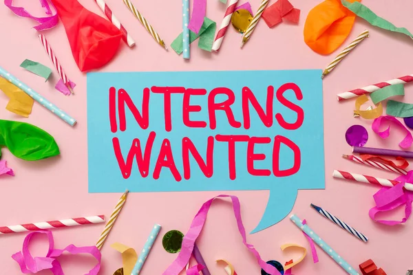 Conceptual caption Interns Wanted. Concepto significado Buscando en el puesto de aprendiz Tiempo parcial Estudiante de trabajo Colecciones coloridas de la fiesta Flashy Celebration Stuff Birthday Festival Kit —  Fotos de Stock