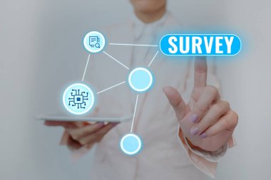 Kavramsal Başlık Anketi. Önceden tanımlanmış bir gruptan veri toplamak için kullanılan araştırma metodu üzerine yazılmış sözcük Sanal Düğme Gösteren Fütürist Teknoloji Üzerine Basan Kadın Tableti.