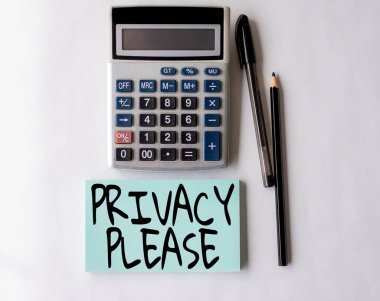 Metin Gizliliği gösterimi yazılıyor. Lütfen. Kavram, birinden kişisel alanınıza saygı göstermesini istemektir. Boş Spiral Defter 'i bir hesap makinesi ve masa üzerine bir kalemle bırakın..