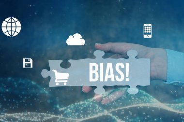 El yazısı işareti Bias. Elle Tutma Yapboz Parçası Yeni Geleceğe Yönelik Teknolojileri Açığa Çıkaran bir grup için kavramsal fotoğraf eğilimi veya önyargı.
