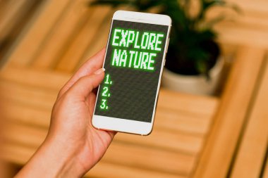 Kavramsal manşet: Doğayı Keşfedin. Kırsal kesimin keşfedilmesi iş görüşü Vahşi Yaşam Seyahat Sesi ve Video Çağrı Yetenekleri İnsanları Birleştiren