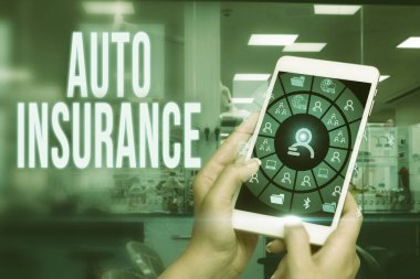 Metin Otomatik Sigorta gösterimi yazılıyor. Finansal kayıplara karşı koruma sözcüğü. Kadın, gelecekteki teknolojiyi gösteren tabletin en üst ekranını işaret ediyor..