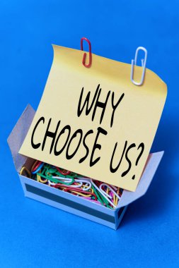 Neden bizi seçtiğini gösteren bir işaret. Ürün hizmetini seçmek için avantajların ve dezavantajların iş konsepti listesi Çoklu Koleksiyon Ofisi Kırtasiyesi Fotoğrafı Tablo Üzerine Yerleştirildi
