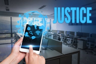 Adalet mesajları yazılıyor. Çelişkili iddiaların ya da görevlerin tarafsız bir şekilde ayarlanması Laptop Uzaktan Kumandalı Kadın Kucağına Bağlı.