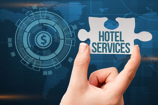 Signo de texto que muestra los servicios del hotel. Word Written on Instalaciones Instalaciones de una casa de alojamiento y hospedaje Hand Holding Jigsaw Puzzle Pieza Desbloquear Nuevas Tecnologías Futurísticas. — Foto de Stock