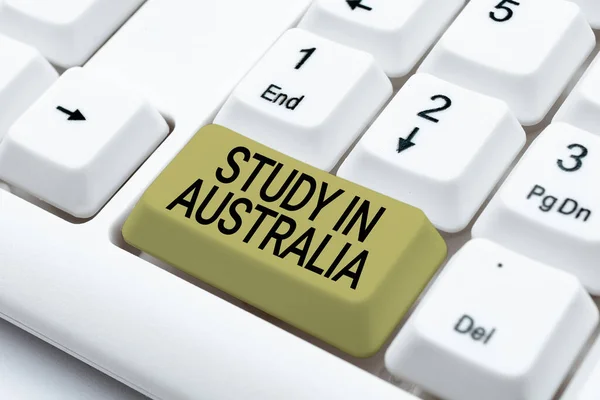 Muestra Estudio en Australia. Word Written on going into foreign country order complete your studies Ideas de documentación en línea, Subir archivos importantes a Internet — Foto de Stock