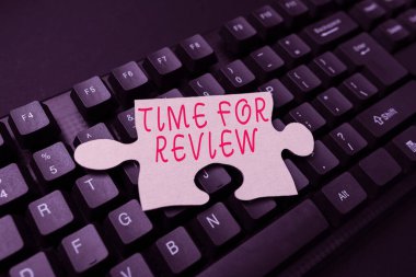 İnceleme için kavramsal altyazı zamanı. Değişiklik yapmak, Sosyal Medya Yorumu Mesajı yaratmak, Eğlence Soruları ve Cevapları Yazmak niyetiyle bir şeyin resmi değerlendirmesi