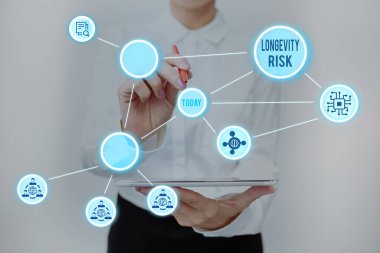 El yazısı uzun yaşam riski mesajı. Üniformalı Bayan Bekleme Tableti Yazan Futuristik Teknolojiler 'in artan yaşam süresi nedeniyle potansiyel tehdit kavramı.