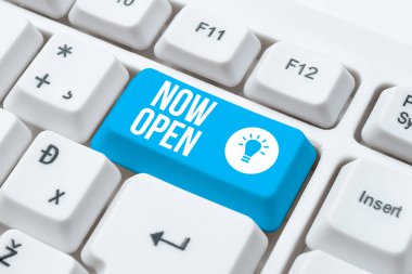 Şimdi Aç metni gösteriliyor. İnternet Konsepti şu anda kapatılmamış veya kapatılmamış kapı veya pencereleri bırakın Yeni Çevrimiçi Günlük Web Sitesi Kuruluyor, Anlamlı İnternet İçeriği Yazılıyor