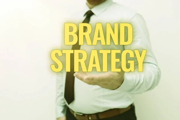 ブランド戦略を示すテキストキャプション。ビジネスアプローチ製品マーケティングの長期的なマーケティングサポート新しい計画やアイデアを提示計画プロセスを実証 — ストック写真