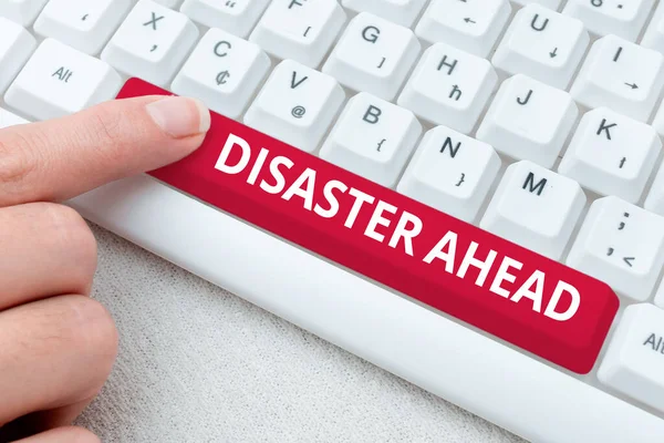 Conceptueel bijschrift Disaster Ahead. Business idee Noodplanning Het voorspellen van een ramp of incident Abstract Het typen van nieuwe spreadsheets, Het organiseren van Filing Systems Concept — Stockfoto