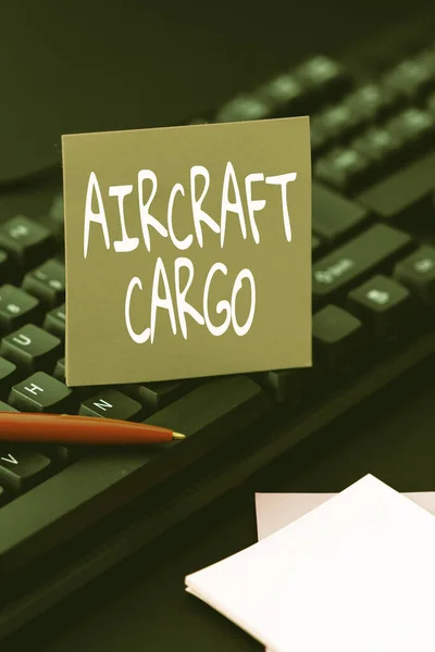 Texto que muestra inspiración Aircraft Cargo. Internet Concept Freight Carrier Airmail Transporte de mercancías a través del avión Desarrollo de nuevos códigos de programa antivirus, la organización del sistema de archivos — Foto de Stock