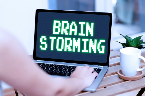 Πινακίδα που δείχνει Καταιγίδα Εγκεφάλου. Έννοια που σημαίνει τόνωση της δημιουργικής σκέψης Ανάπτυξη νέων ιδεών Συζήτηση Φωνή και Βίντεο Καλώντας Δυνατότητες Σύνδεση ανθρώπων μαζί — Φωτογραφία Αρχείου